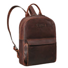  Lederrucksack Damen Cognac mit langen Schultergurten aus der schrägen Frontalperspektive